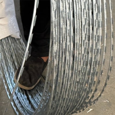 Factory Direct Hot Dipped Galvanized Steel Wire Mesh Fence Rust-Proof Razor Barbed Wire BTO-22 For Security For Prisons