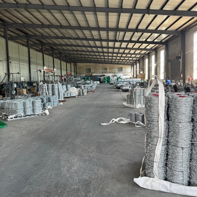 Factory Hot Dipped Galvanized Barbed Wire For Mesh Security Fencing 12.5 Gauge 18 Gauge PVC Coated Iron Barbed Wire